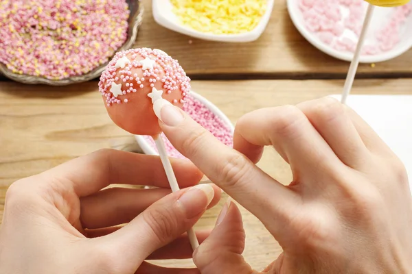 Dekorieren eines Cake Pops — Stockfoto