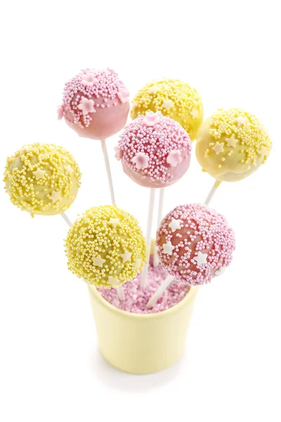 Rosa und gelbe Cake Pops isoliert auf weißem Hintergrund — Stockfoto
