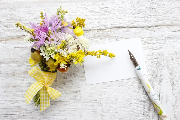 Ramo de flores silvestres sobre fondo de madera blanca — Foto de Stock