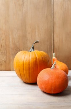 Tahta masadaki balkabakları