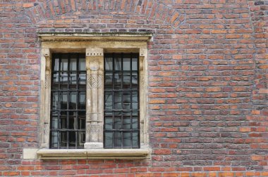 Büyük pencere ile Ortaçağ tuğla duvar