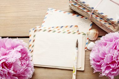 El yazısı harfler ve pembe peonies buket