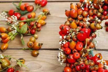 İş yerinde çiçekçi: kuşburnu ve alıç kapı çelengi