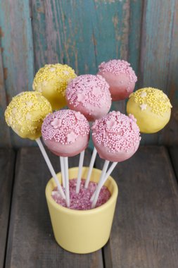 Ahşap zemin üzerine sarı ve pembe pasta çıkar