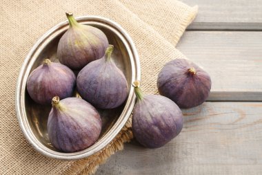 İncir ahşap masa üzerinde kase