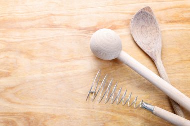 Çırpma teli, ezici ve ahşap zemin üzerine kaşık