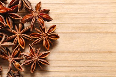Anason tohumları üzerinde ahşap masa, 