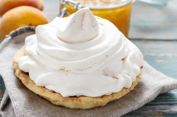 Pavlova cake gevuld met perzik jam — Stockfoto