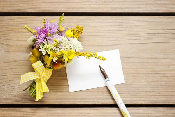 Bouquet of wild flowers on brown wooden background — Stock Photo, Image