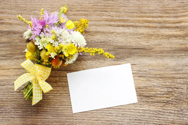 Bouquet of wild flowers on brown wooden background — Stock Photo, Image