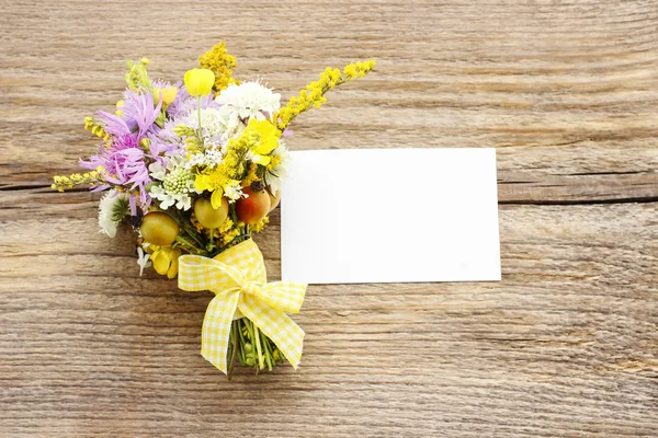 Bouquet van veldbloemen op bruin houten achtergrond — Stockfoto