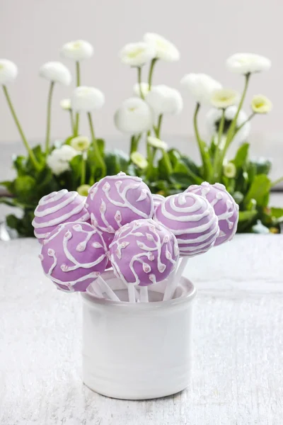 Pastel de lila aparece profusamente decorado con hielo . — Foto de Stock