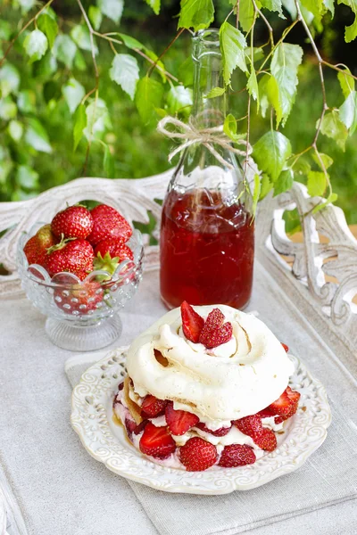 Garden party: pavlova with strawberries — Stock Photo, Image