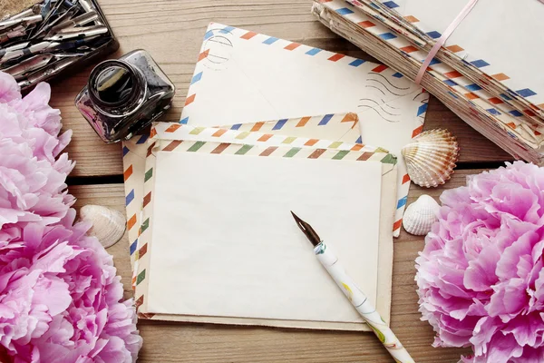 Handwritten letters and bouquet of pink peonies — Stock Photo, Image