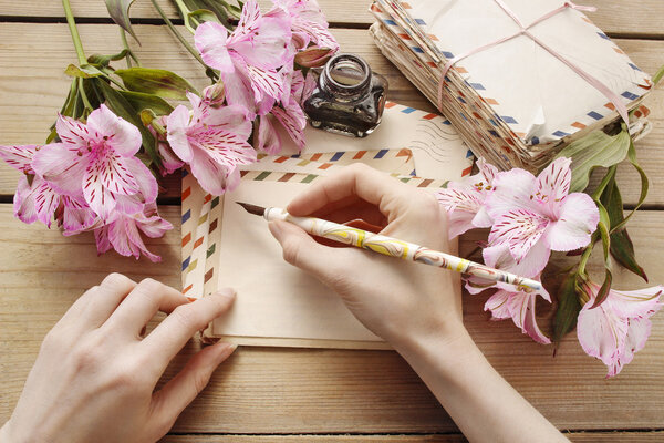 Женщина пишет письмо
