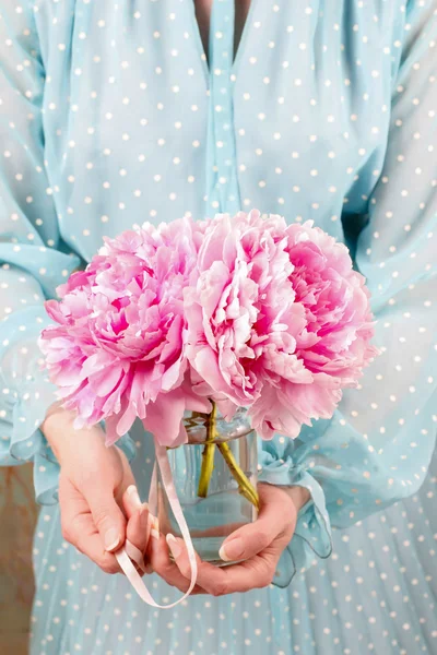 女人抱着粉红色的牡丹花花束 — 图库照片