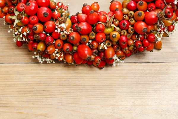 Fiorista al lavoro: rosa canina e ghirlanda porta biancospino — Foto Stock