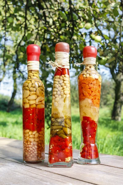 Красочные маринованные овощи в стекле — стоковое фото