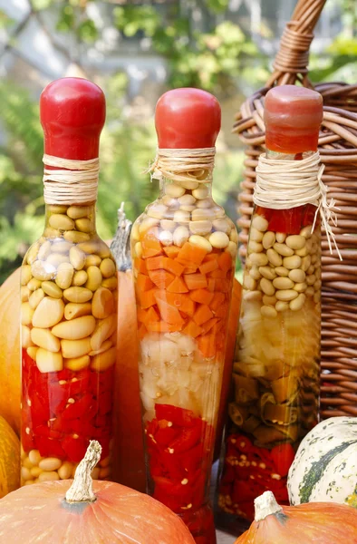 Тыквы и красочные маринованные овощи в консервирующем стекле — стоковое фото
