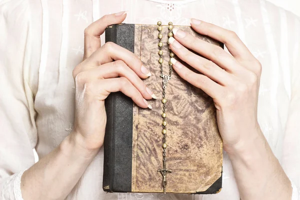 Mujer joven sosteniendo una Santa Biblia y rosario — Foto de Stock