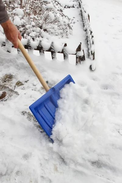 Uomo rimozione della neve dal marciapiede dopo la tempesta di neve — Foto Stock