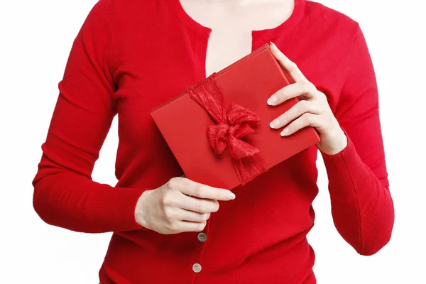 Mujer sosteniendo caja de regalo rojo con gran arco —  Fotos de Stock