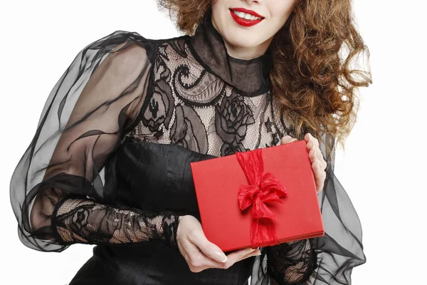 Donna glamour con scatola regalo rossa con grande fiocco — Foto Stock