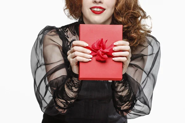 Donna glamour con scatola regalo rossa con grande fiocco — Foto Stock