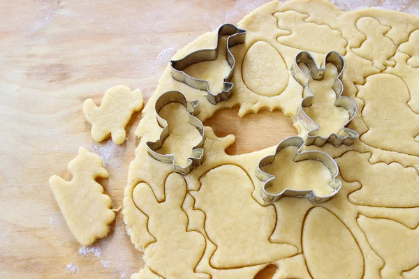 Preparing easter gingerbread cookies step by step — Stock Photo, Image