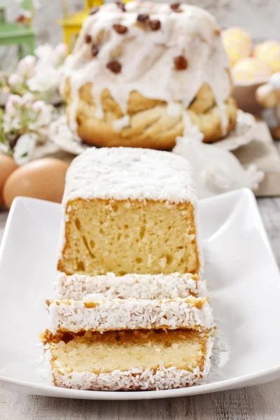 Ostertisch mit Kuchen — Stockfoto