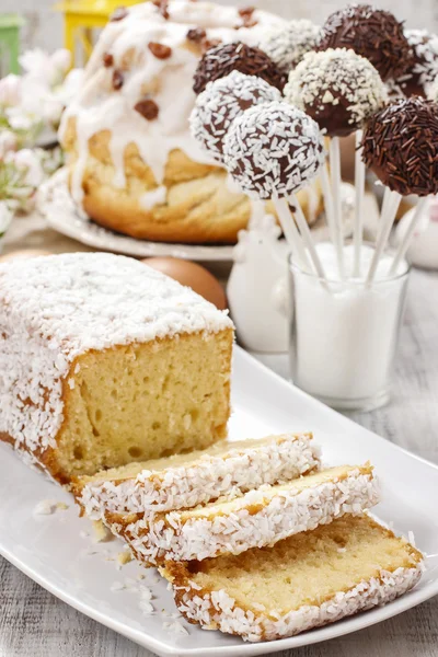 Tavolo pasquale con torte — Foto Stock