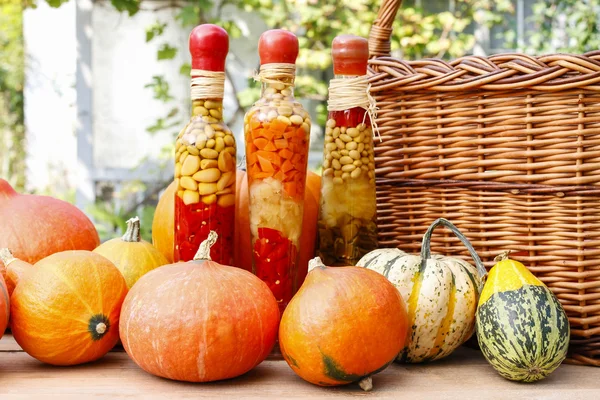 Pompoenen op houten tafel in de tuin — Stockfoto