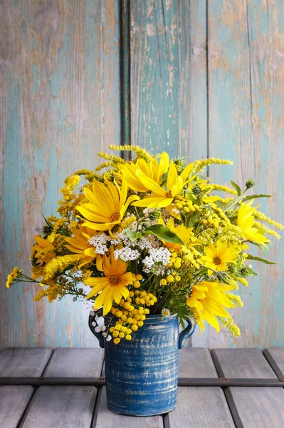 Ayçiçeği ve ahşap masa üzerinde kır çiçekleri buketi — Stok fotoğraf