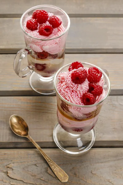 Dessert strato di lampone su sfondo di legno, spazio copia — Foto Stock