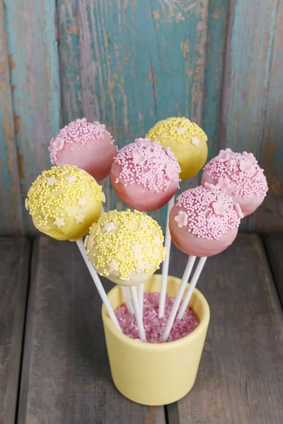 Torta gialla e rosa si apre su sfondo di legno — Foto Stock