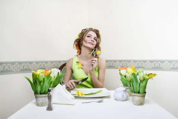 Νέοι, λεπτή, όμορφη γυναίκα τρώει λίγο πράσινο λουλούδι — Φωτογραφία Αρχείου