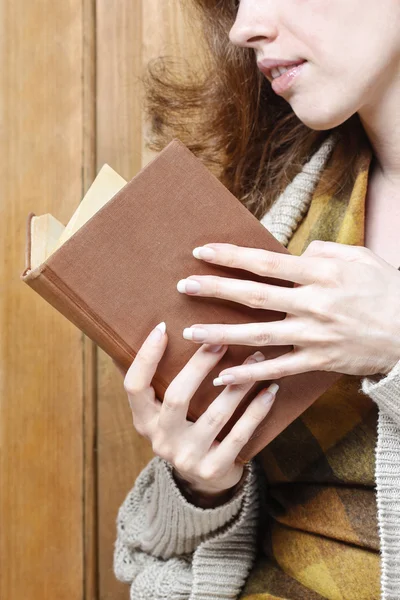 Vrouw bedrijf oud boek — Stockfoto