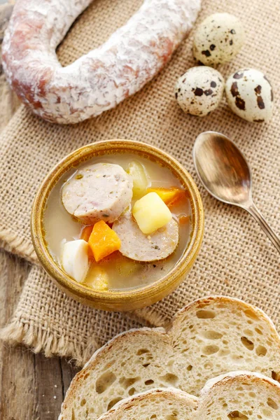 Porción de la sopa de centeno agrio hecha de harina de centeno agria y carne —  Fotos de Stock