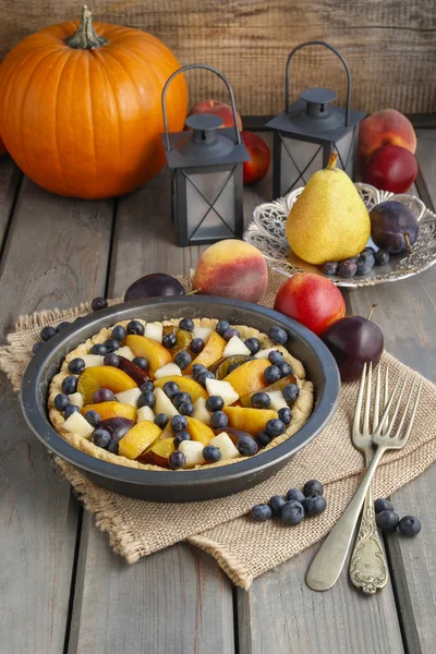 Tart with peach, pumpkin, plum, pear and blueberry in autumn set — Stock Photo, Image