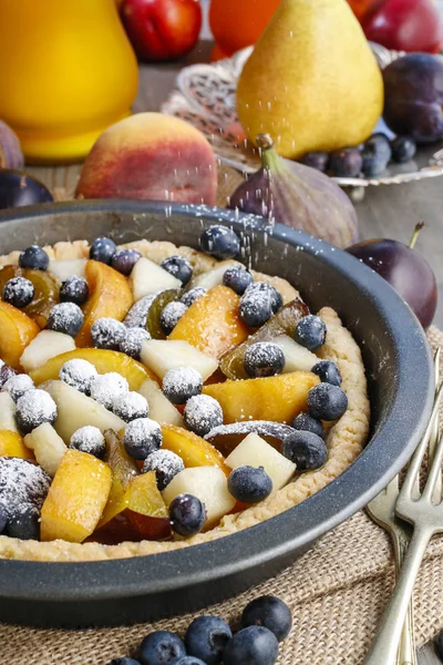 Tarta con melocotón, calabaza, ciruela, pera y arándano en conjunto de otoño — Foto de Stock