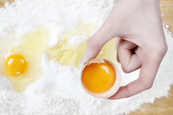 Vrouw eieren breken in vier te maken brood deeg — Stockfoto