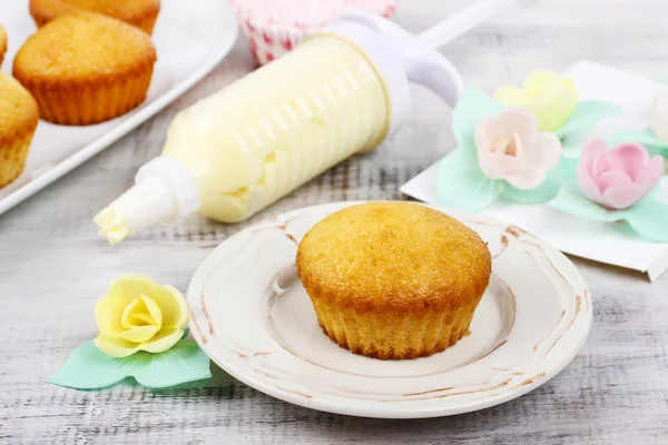 Woman decorating muffins — Stock Photo, Image