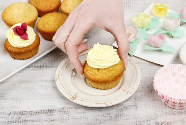 Žena, zdobení muffiny — Stock fotografie