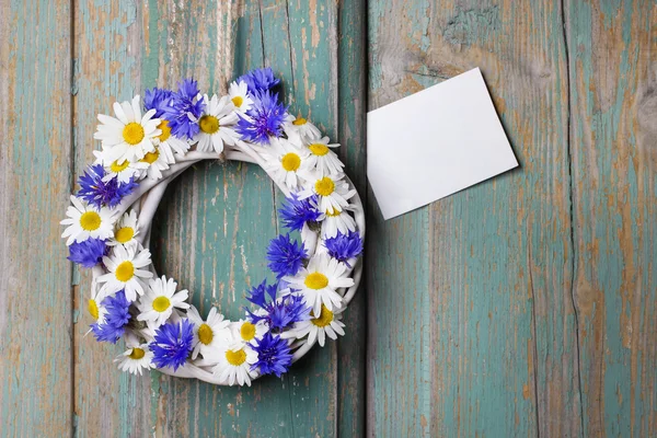 Weidenkranz mit Kornblumen und Kamillen. — Stockfoto