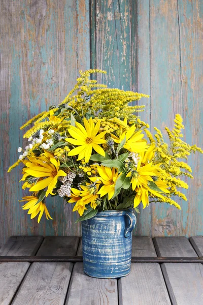 Ramillete de girasoles y flores silvestres sobre mesa de madera — Foto de Stock