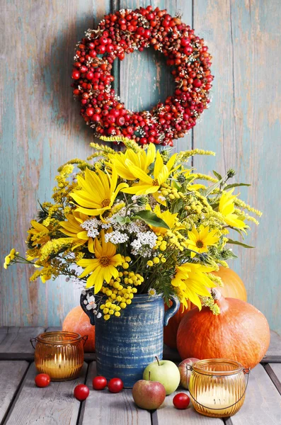 Bouquet of sunflowers and wild flowers on wooden table — Stock Photo, Image