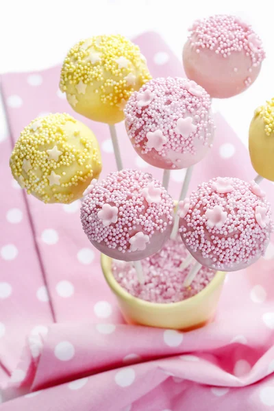 Roze en gele cake POP 's — Stockfoto