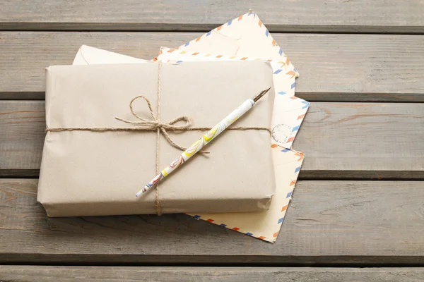 Paket mit braunem Papier auf Tisch gewickelt — Stockfoto