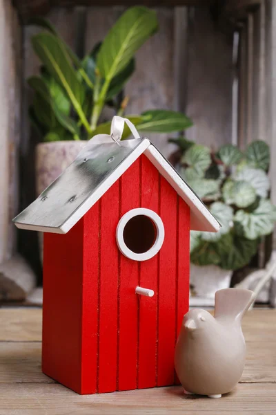 Casa pájaro de madera roja — Foto de Stock
