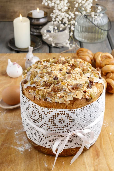 Pastel de Pascua tradicional con glaseado y pasas —  Fotos de Stock